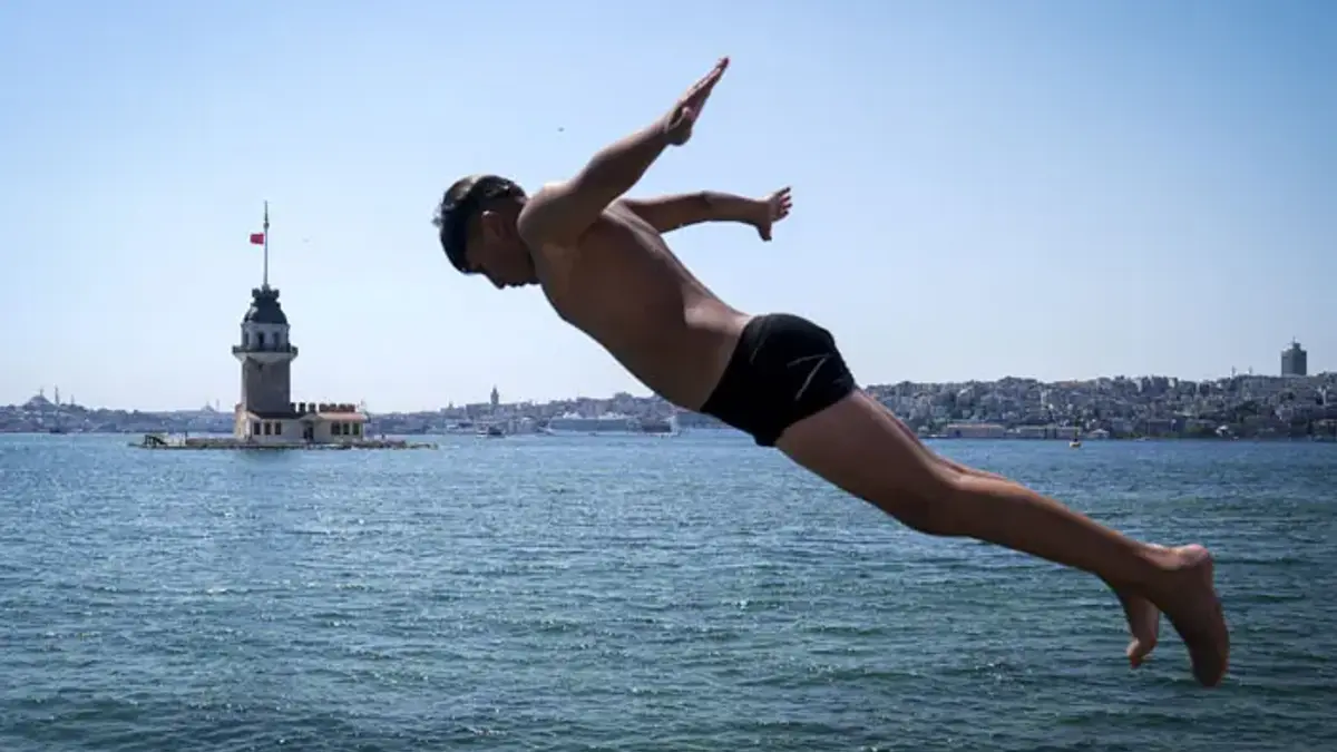 İstanbul'da yılın en sıcak günü! Soluğu sahilde aldılar