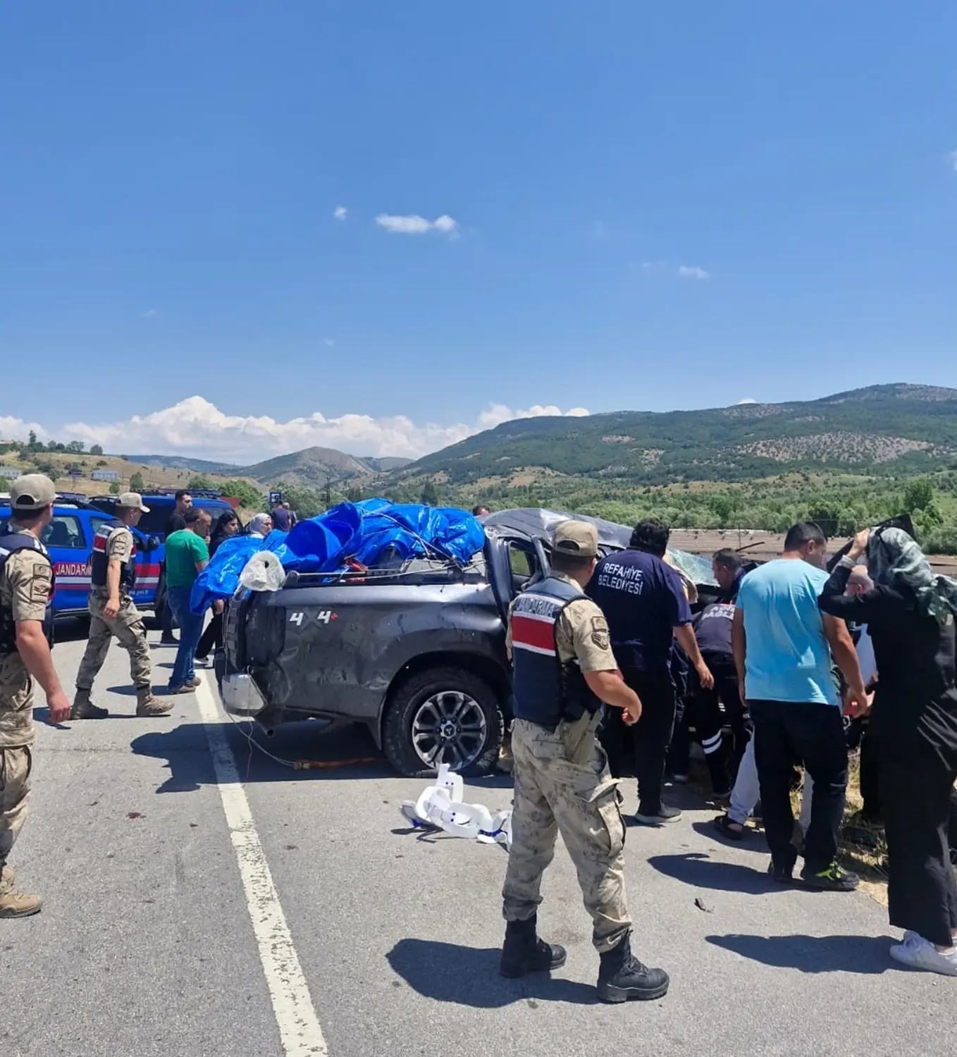 Erzincan'da kamyonet takla attı: Ölü ve yaralı var