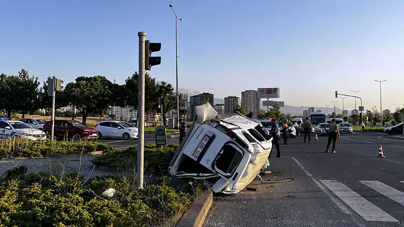 Kayseri’de otomobil ile hafif ticari araç çarpıştı: 4 yaralı