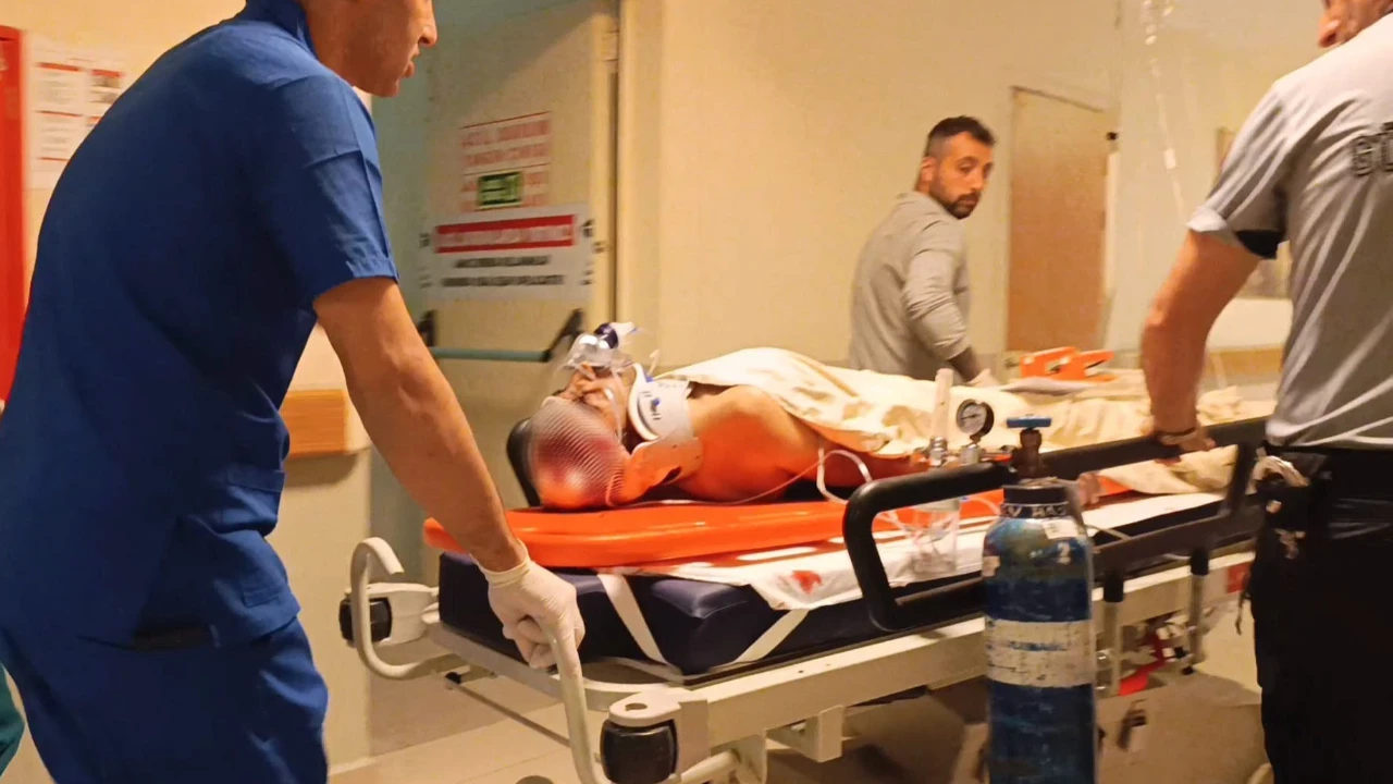 İnşaatta korkunç kaza: Kopan demir işçinin başına saplandı