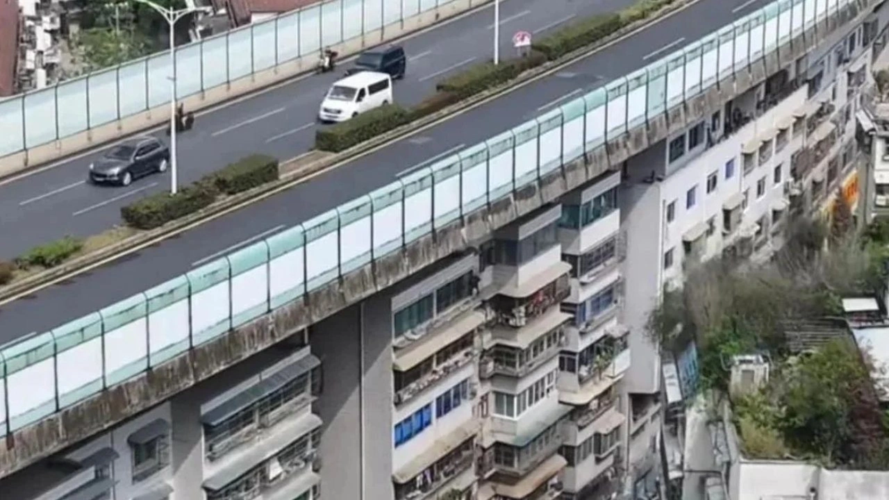 Yer bulamadılar, köprünün altına apartman yaptılar!