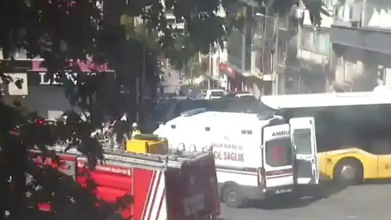 Fatih'te İETT otobüsü ambulansa çarptı