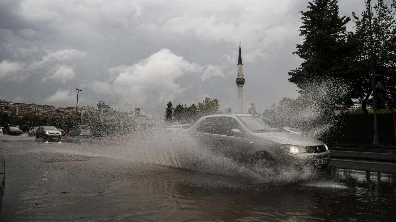 İstanbul İçin 'Sarı' Alarm! İçişleri Bakanlığı ve AKOM'dan Peş Peşe Sağanak Uyarısı