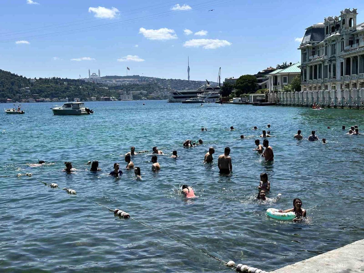 İstanbul'da sıcak hava bunalttı: Vatandaşlar kendini boğazın serin sularına bıraktı