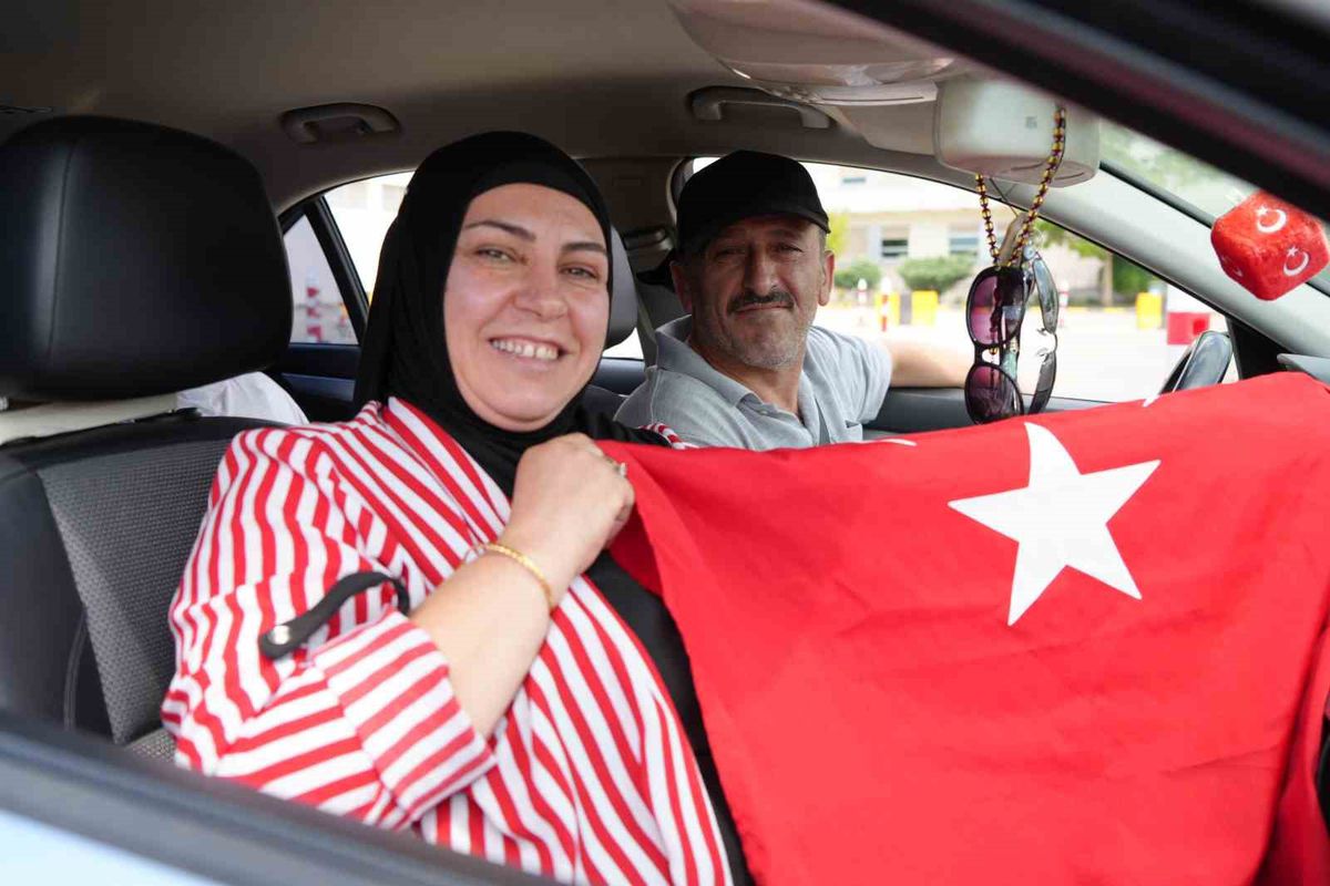 Gurbetçilerden Kapıkule'de duygusal dönüş