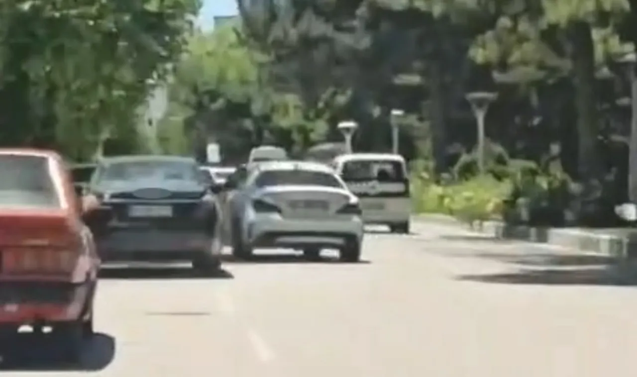 Elazığ'da trafikte tehlikeli anlar! Peş peşe makas atan sürücü kamerada
