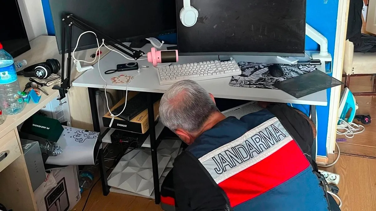 MİT'ten kredi kartı şebekesine operasyon: Süpheli SMS'ler sonrası harekete geçildi