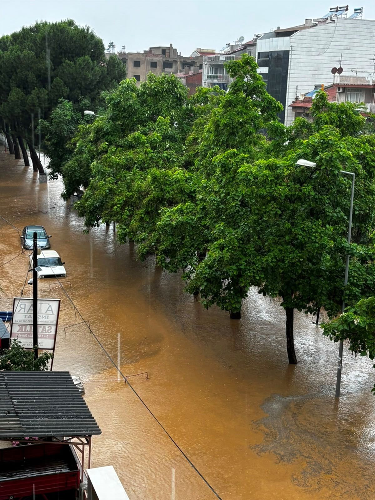Denizli ve Manisa'da sağanak hayatı olumsuz etkiledi