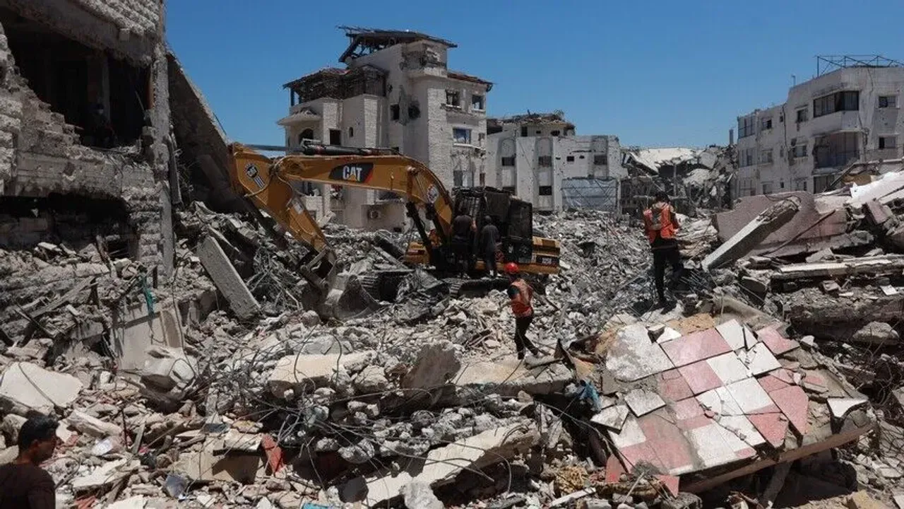 Gazze'de enkazdan iki aileye ait 99 cenaze çıkarıldı