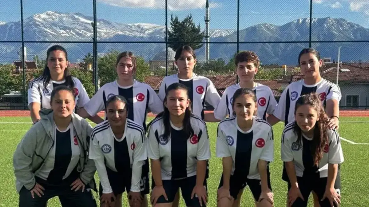 5x5 Futbol Sokaklar Bizim Turnuvasında şampiyon Gençler Gücü