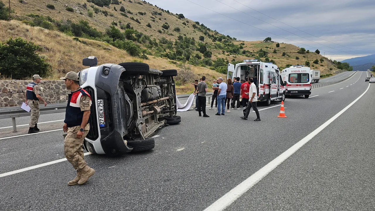 Erzincan'da minibüs devrildi: 6'sı çocuk 16 kişi yaralandı