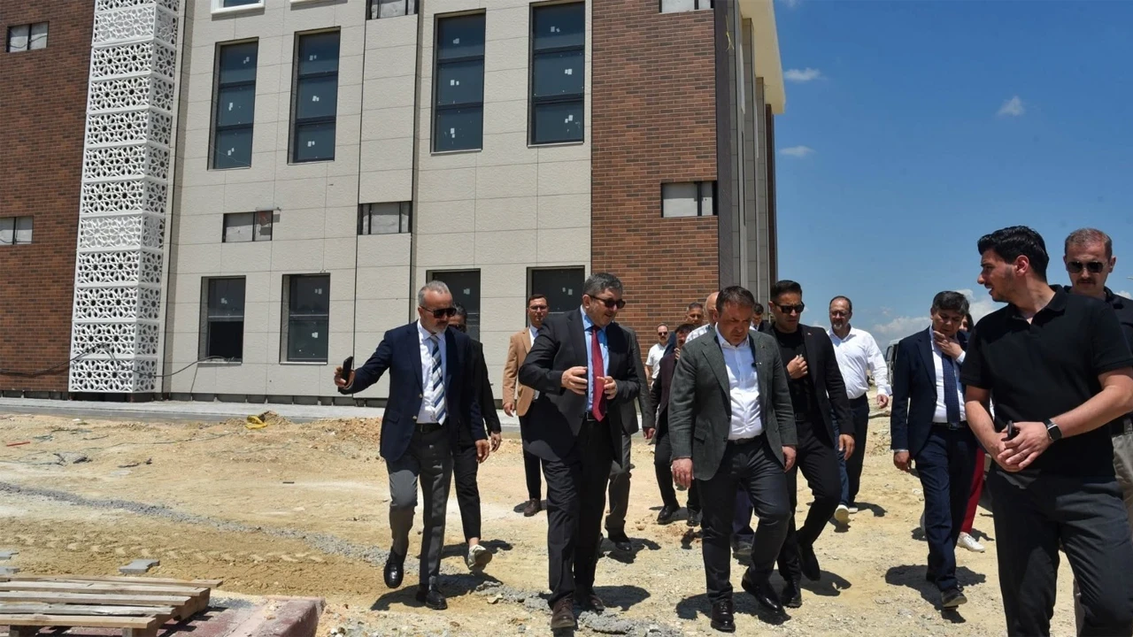 Vali Sözer Kampüs Camii inşaatında incelemelerde bulundu