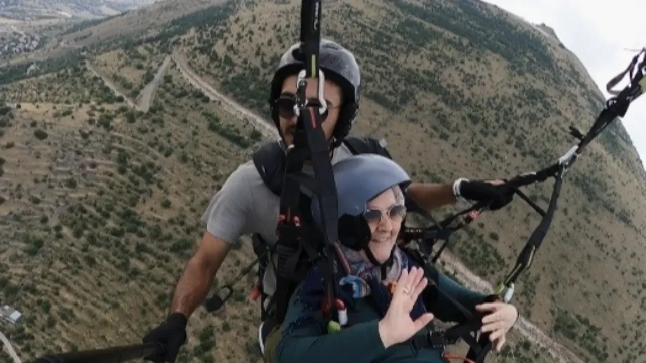 Türkan teyzenin gökyüzü macerası! Havalanırken herkesi güldürdü