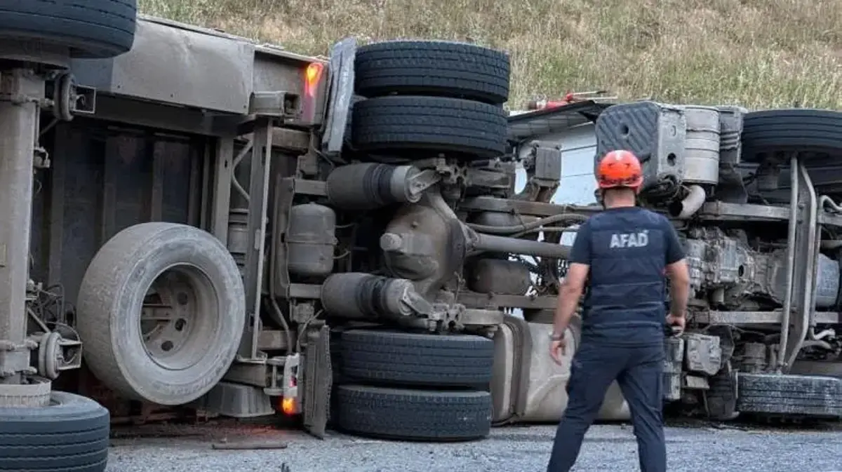 Kontrolden çıkan tır Siirt-Eruh karayolunda devrildi