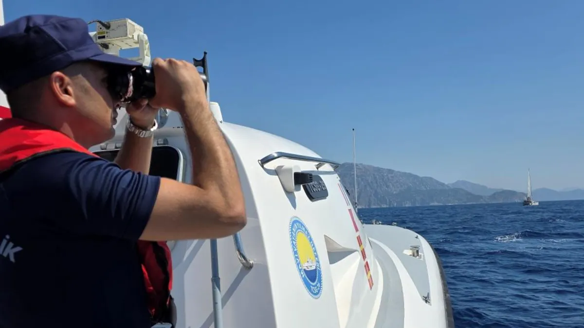 Marmaris açıklarında batan göçmen botunda kayıp 2 kişiyi arama çalışmaları sürüyor