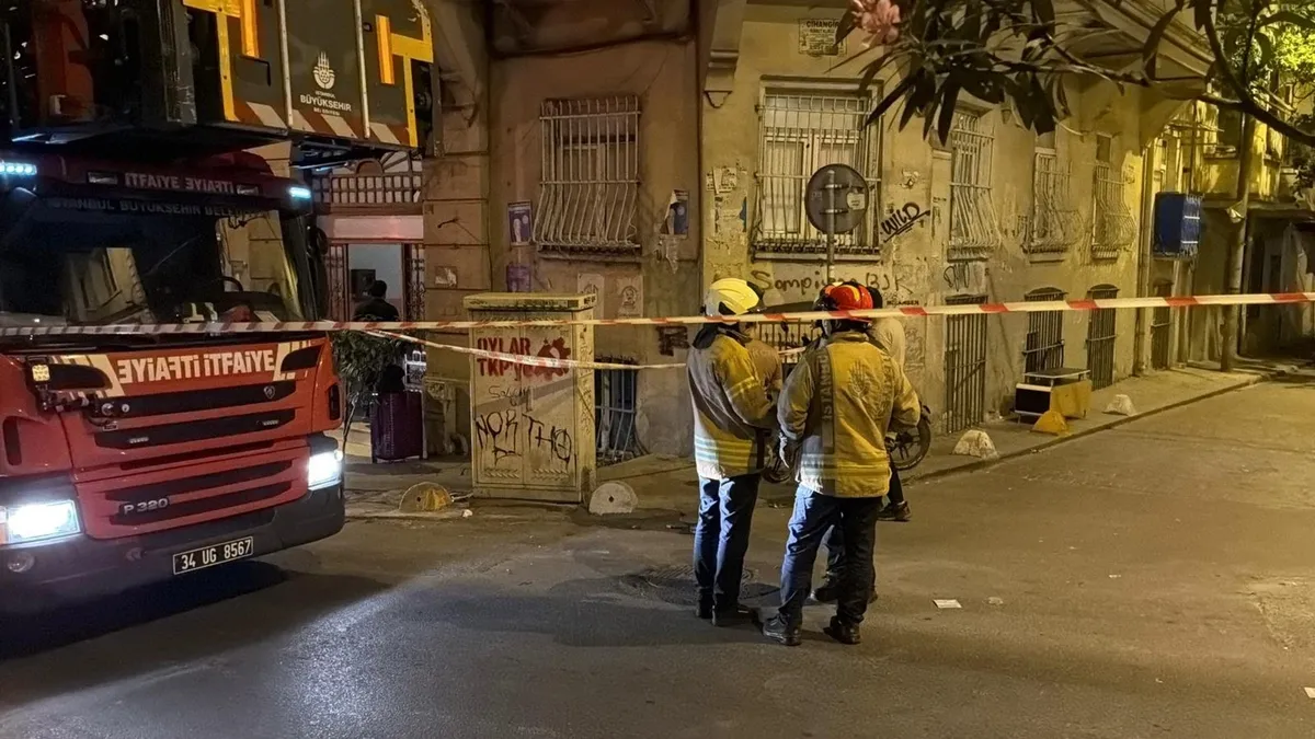 Beyoğlu'nda 5 katlı binanın bodrum katında duvar çöktü: Bina mühürlendi