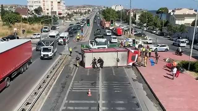 Büyükçekmece'de yangına giden itfaiye aracı otomobille çarpışıp devrildi