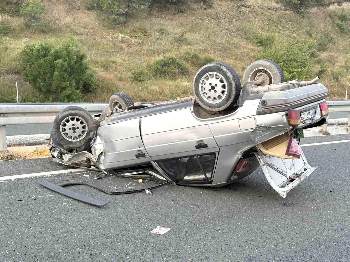 D100'de 3 araçlı trafik kazası: 1 ağır yaralı