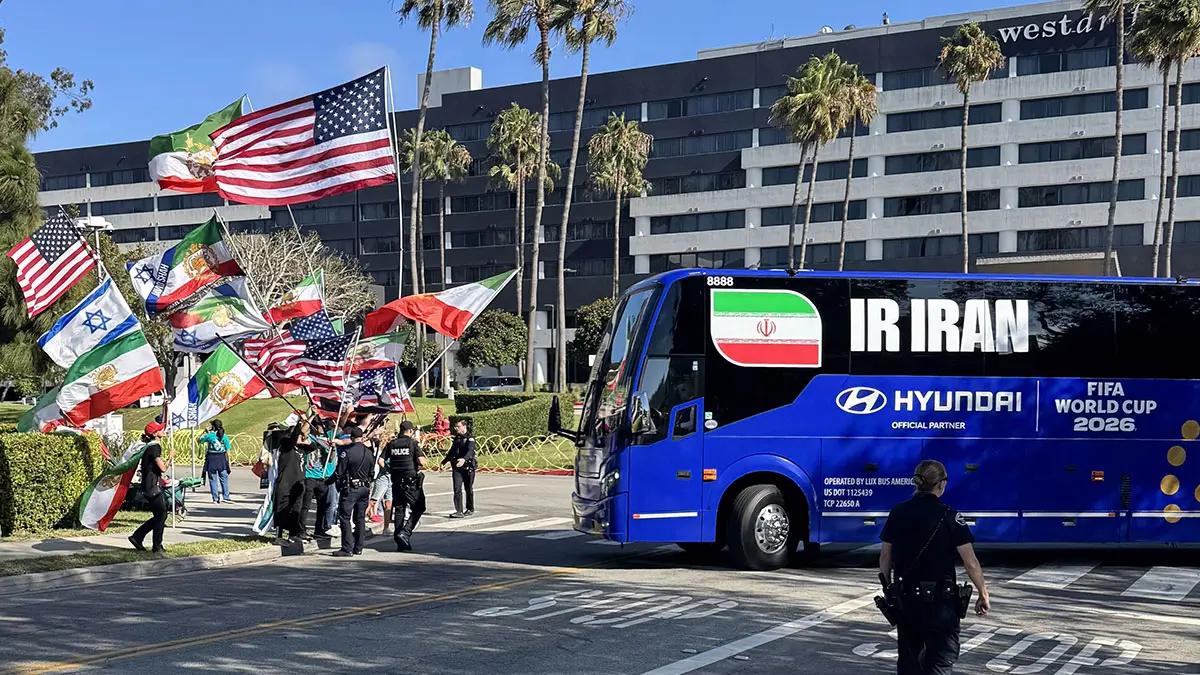 Los Angeles'ta tansiyon yükseldi! İran Milli Futbol Takımı'na protesto