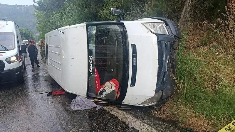 İzmir'de işçi servisi devrildi; 1 ölü, 1'i ağır 10 yaralı
