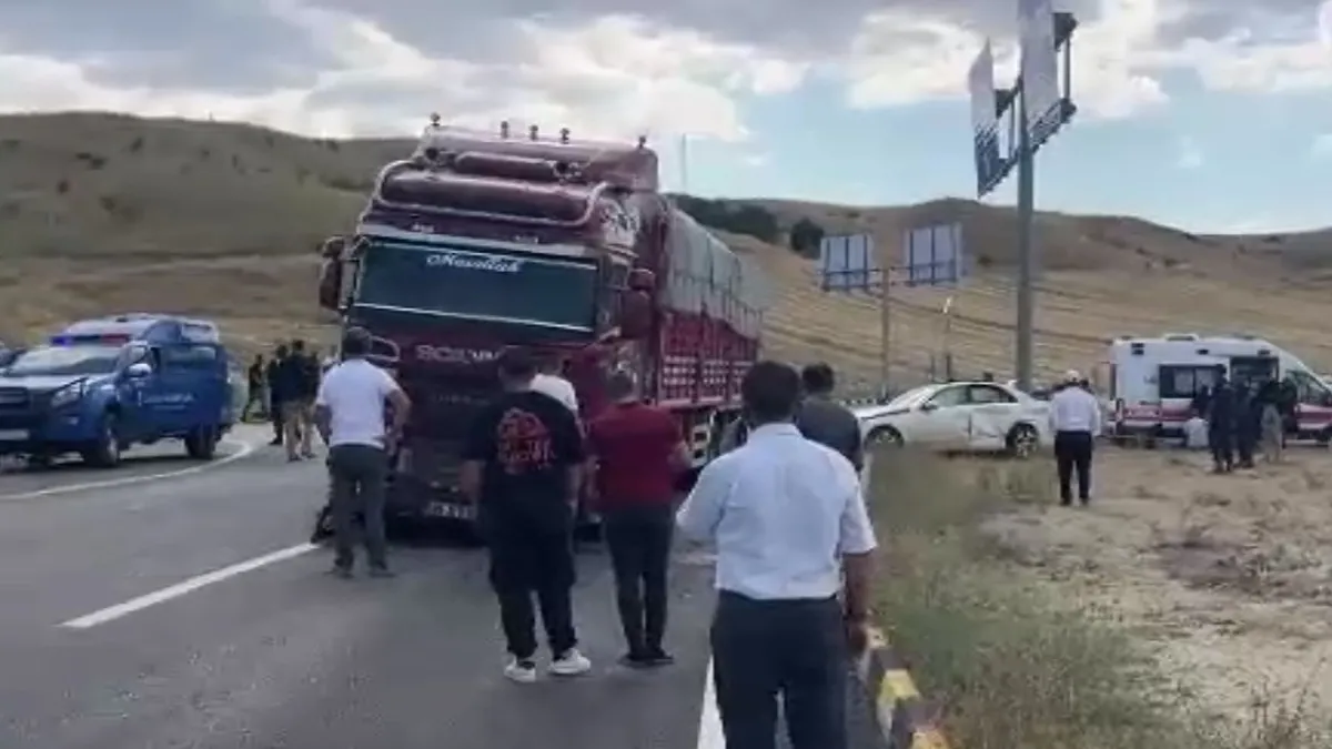 Çankırı'da ölüm kavşağı! Kamyon ile otomobil çarpıştı: 3 ölü, 2 yaralı