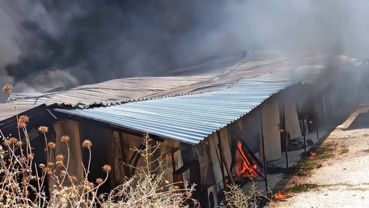 Şantiyede korku dolu anlar... İşçilerin kaldığı konteyner kül oldu