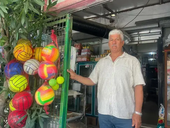 Kapısından giren yıllar öncesine dönüyor! İzmir'deki bakkalda 90'lı yılların unutulan ürünleri raflarda