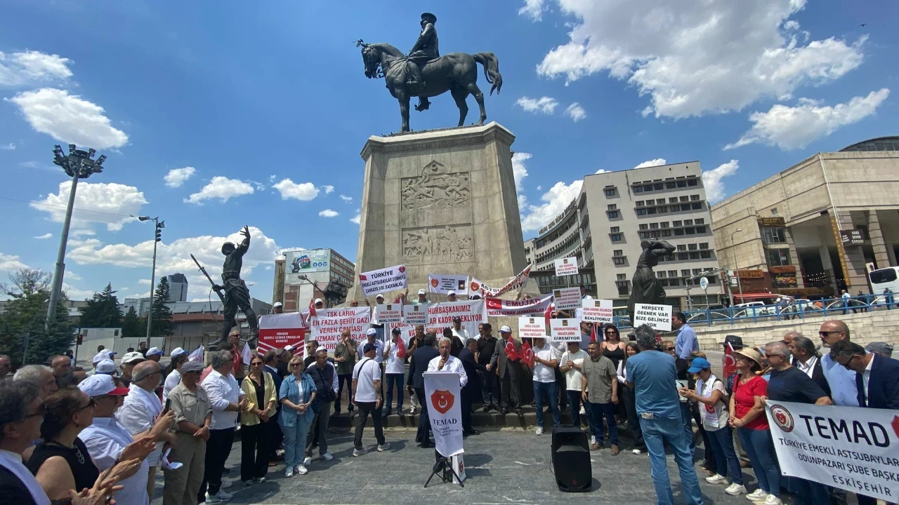 Emekli askerlerden maaş isyanı