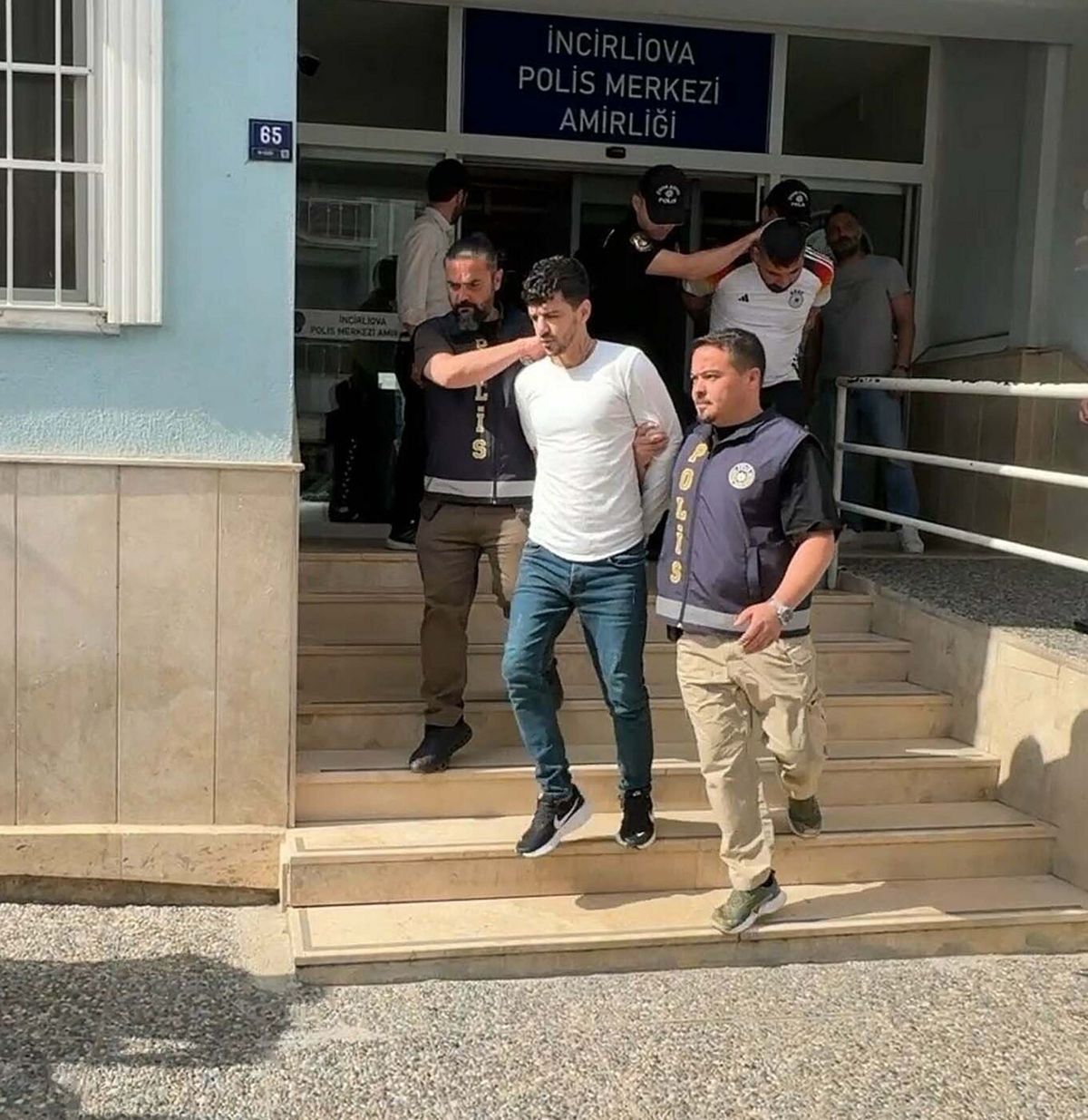 Sanal medyada tanıştığı kadının davetiyle gittiği evde darbedildi; 8 gözaltı