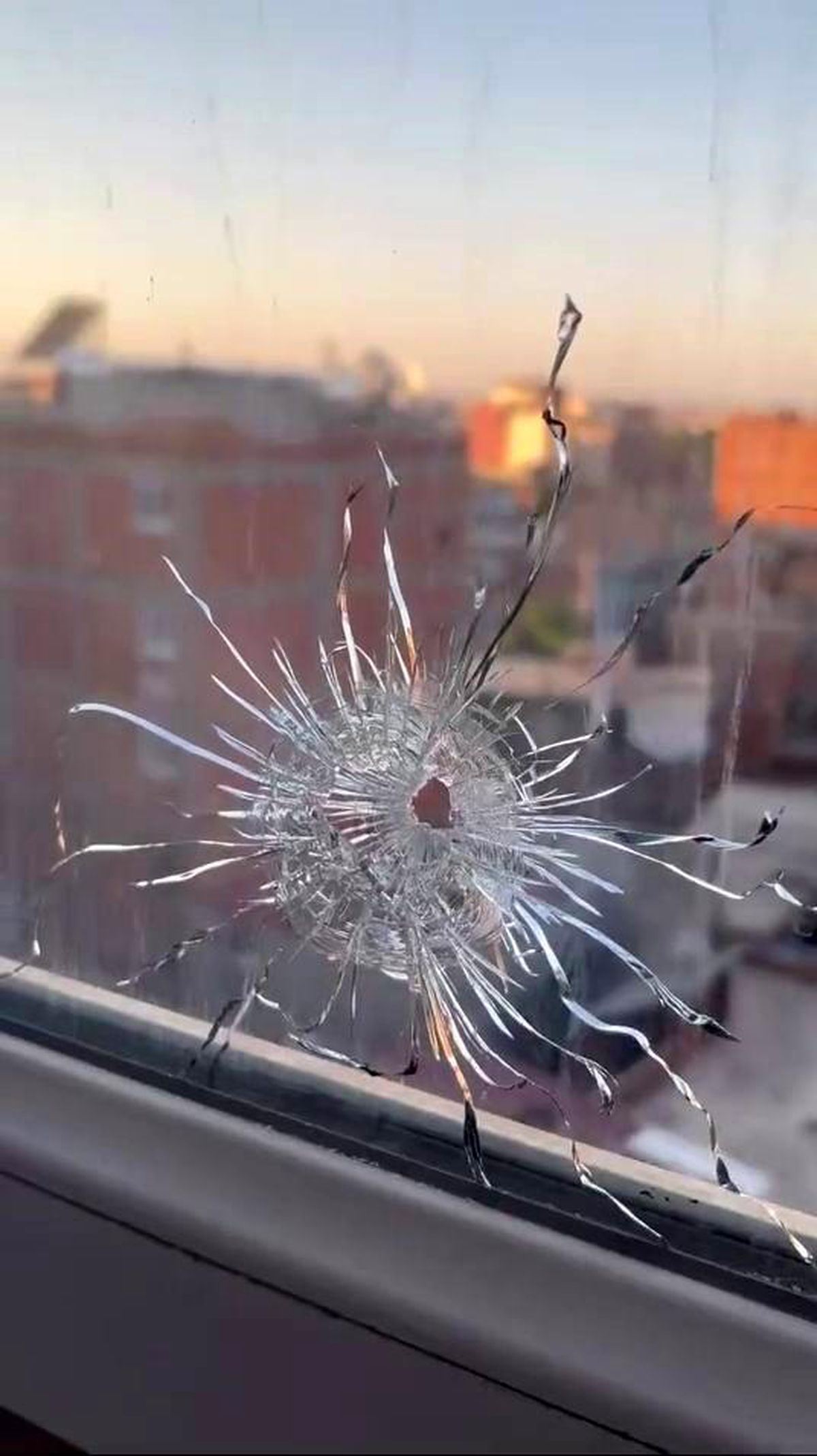 Diyarbakır'da bir evin penceresine kurşun isabet etti