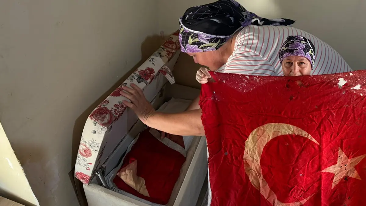 KKTC'de duygulandıran bayrak hassasiyeti! 36 yıldır sandığında saklıyor