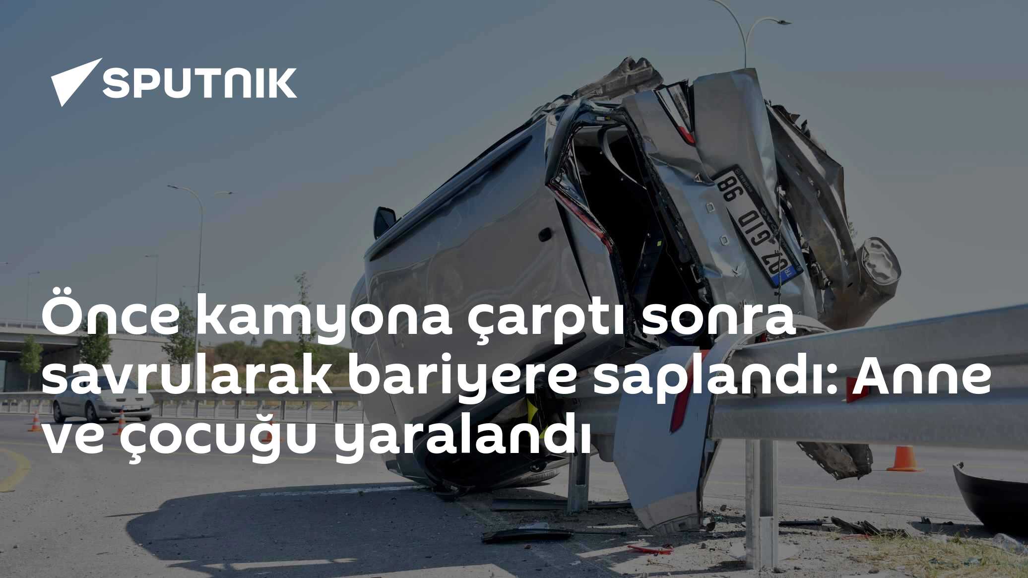 Önce kamyona çarptı sonra savrularak bariyere saplandı: Anne ve çocuğu yaralandı