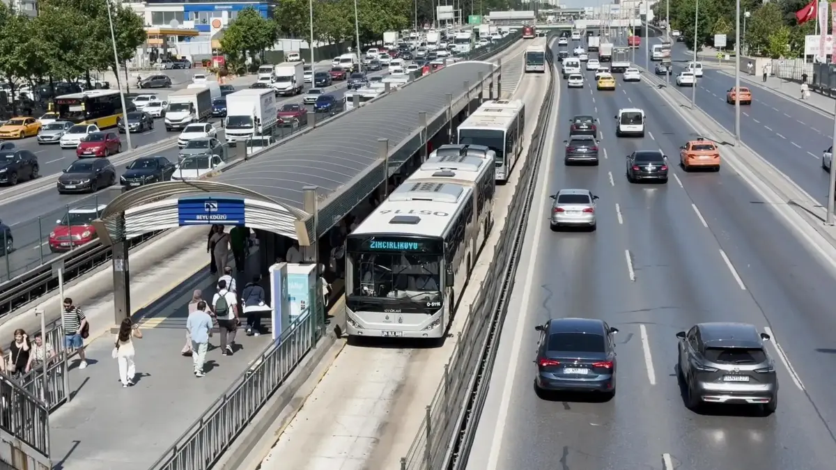 Metrobüste çıkan kavga kanlı bitti: Baba-oğuldan cinayet!