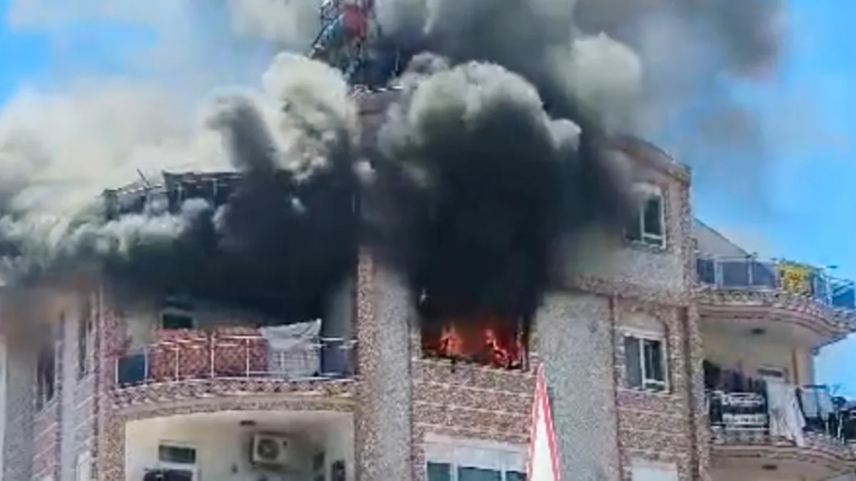Antalya'da yangın paniği: Alevler apartmanı sardı! 5 yaralı