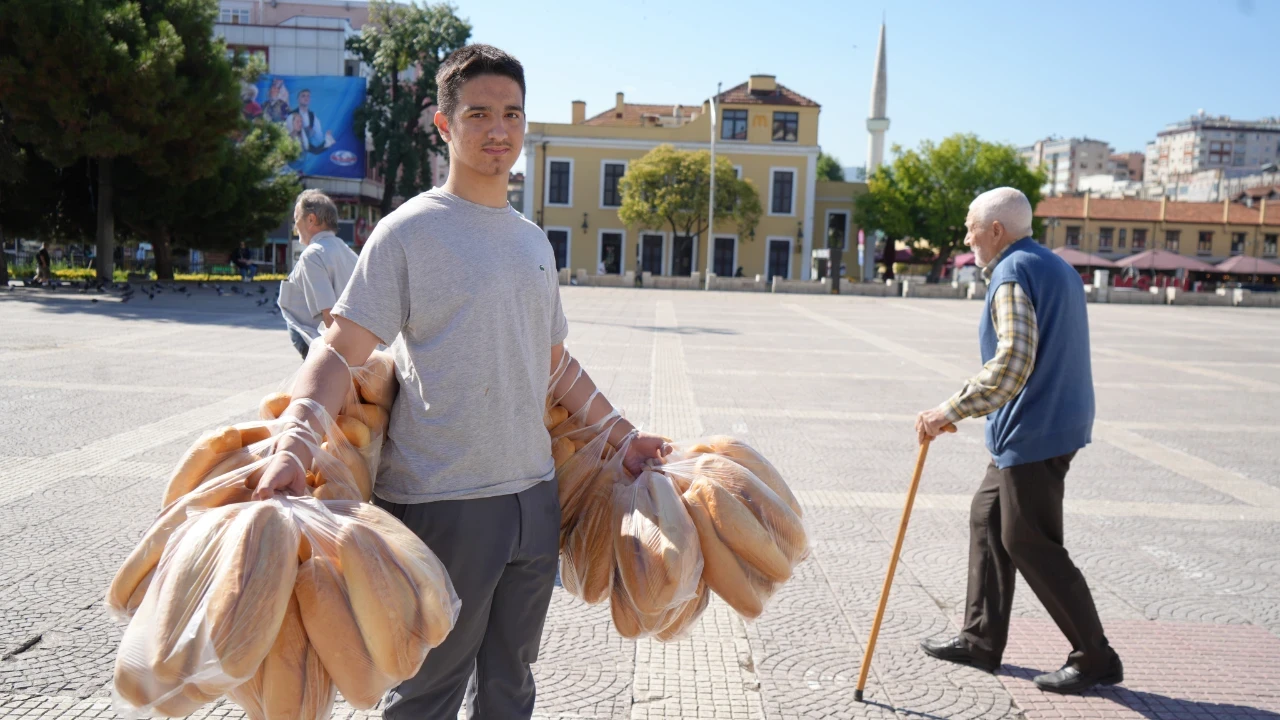 100 ekmek taşıyan garson görenleri şaşırtıyor
