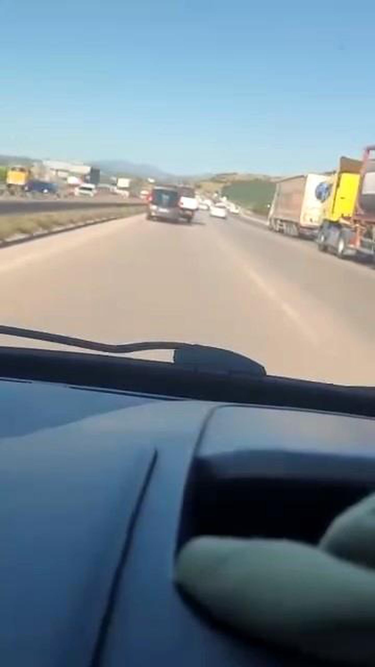 Otobanda kaza kamerada, kıl payıyla kazadan kurtuldu