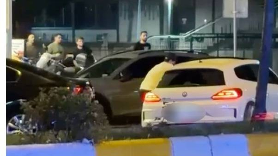 Saldırı anları kamerada! Aracında silahlı saldırıya uğrayan genç, kaçmaya çalışırken kaza yapıp öldü