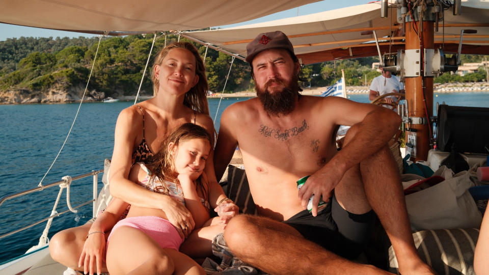 Kate Hudson ailesiyle Yunanistan tatilinde
