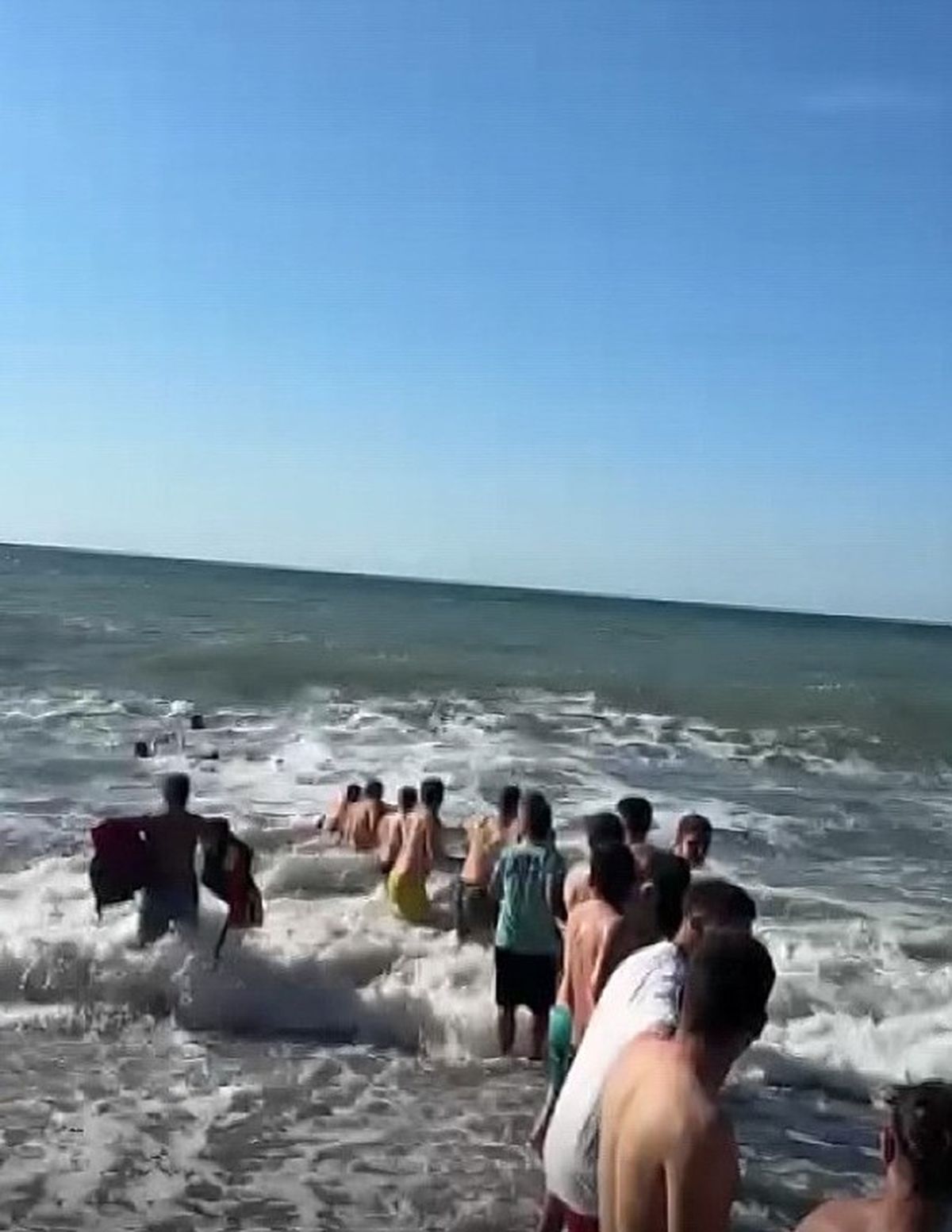 Denize Giren 2 Kişi Boğulma Tehlikesi Geçirdi