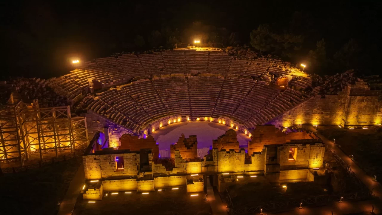 Antalya'da 35 derece sıcaktan kaçanlar oraya koşuyor: Tarihe gece yolculuğu başladı!