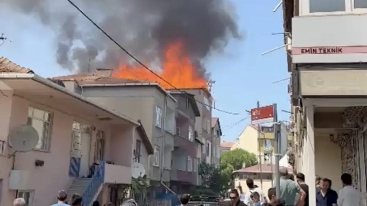 Pendik'te korkutan yangın! Çatıda başladı bütün daireyi sardı