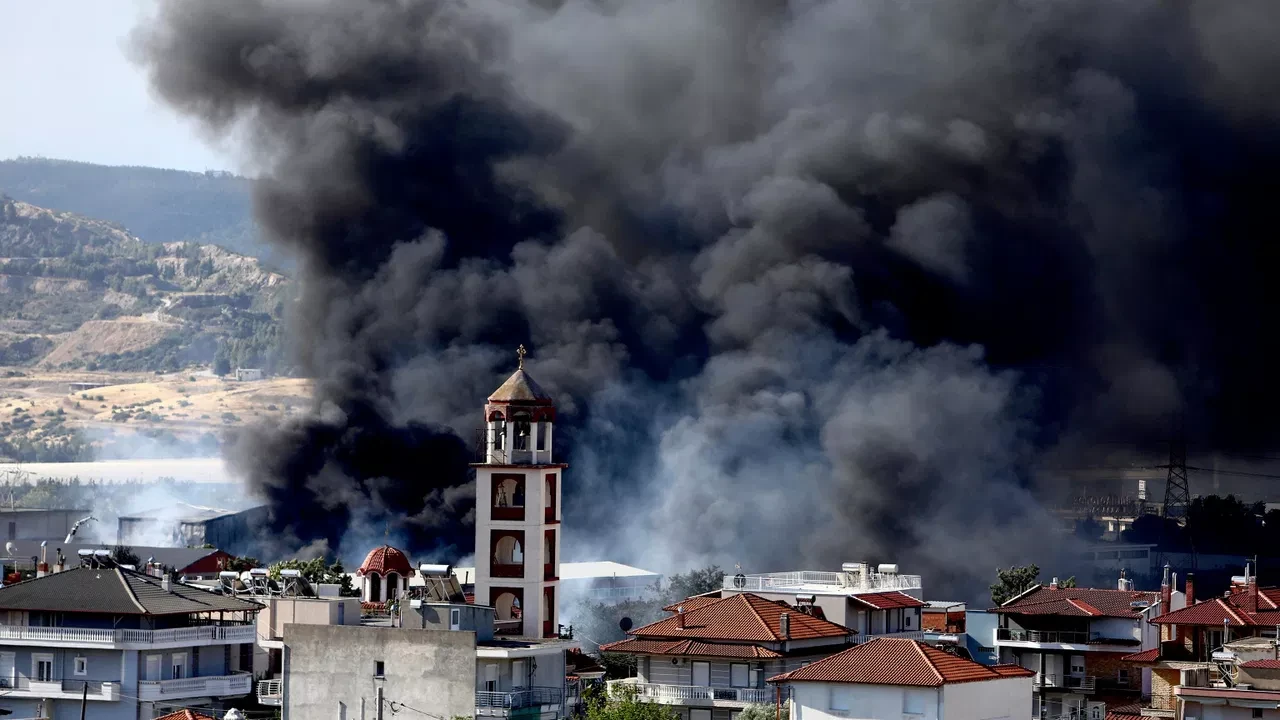 Yunanistan'da yangın alarmı: Yetkililerden "zehirli duman" uyarısı