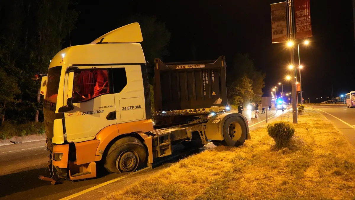 Kastamonu'da yürekler ağza geldi! Lastiği patlayan tır dehşet saçtı