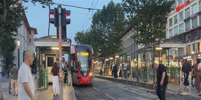 Fatih'te raylara düşüp tramvayın altında kalan çocuk öldü
