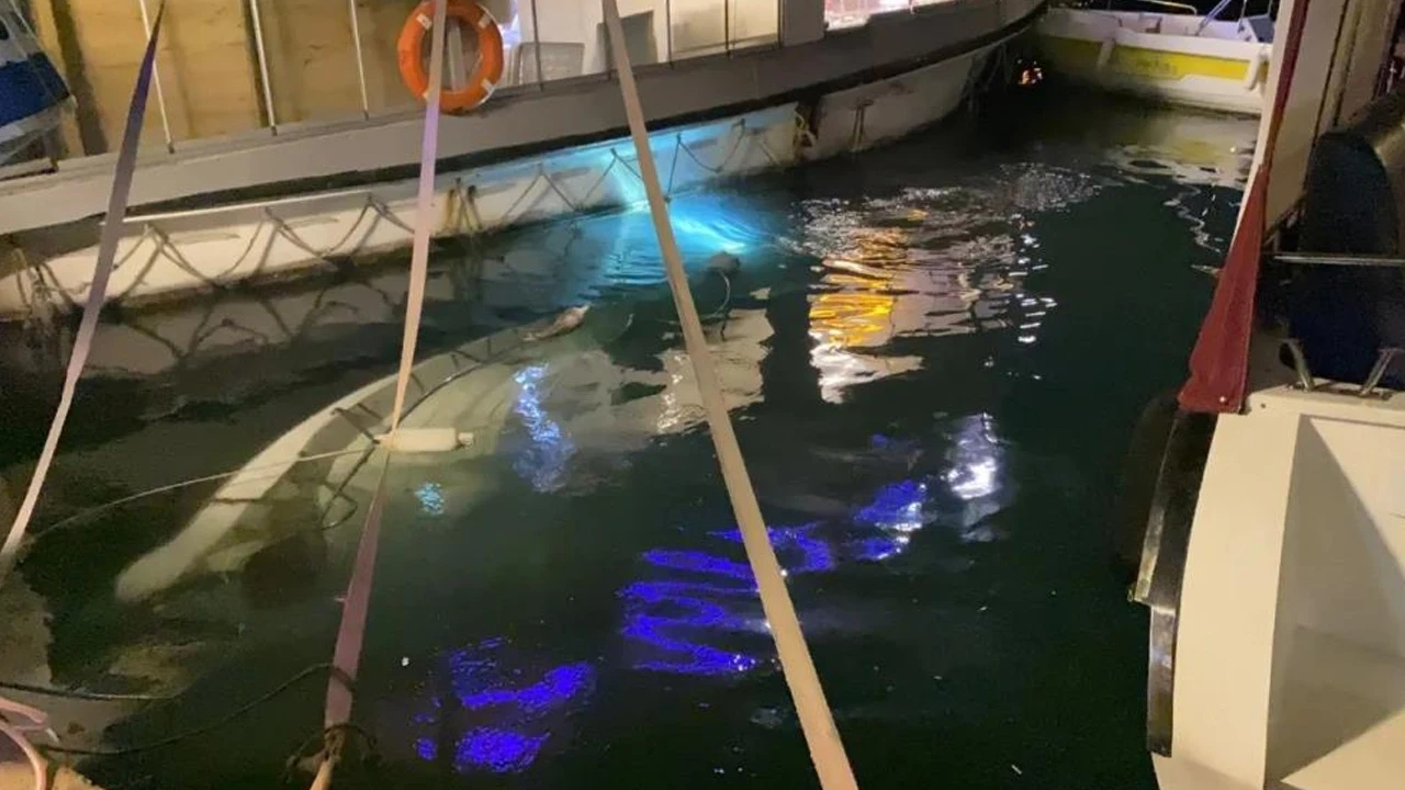 Sinop Tersane mevkisinde kıyıya bağlı tekne battı