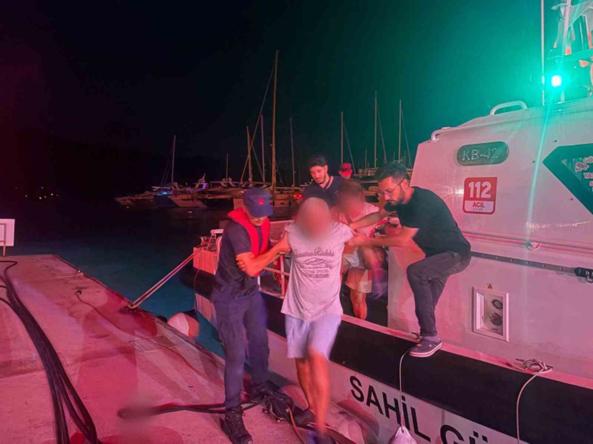Marmaris'te Özel Teknede Rahatsızlanan Vatandaşın Tahliyesi Sahil Güvenlikle Yapıldı