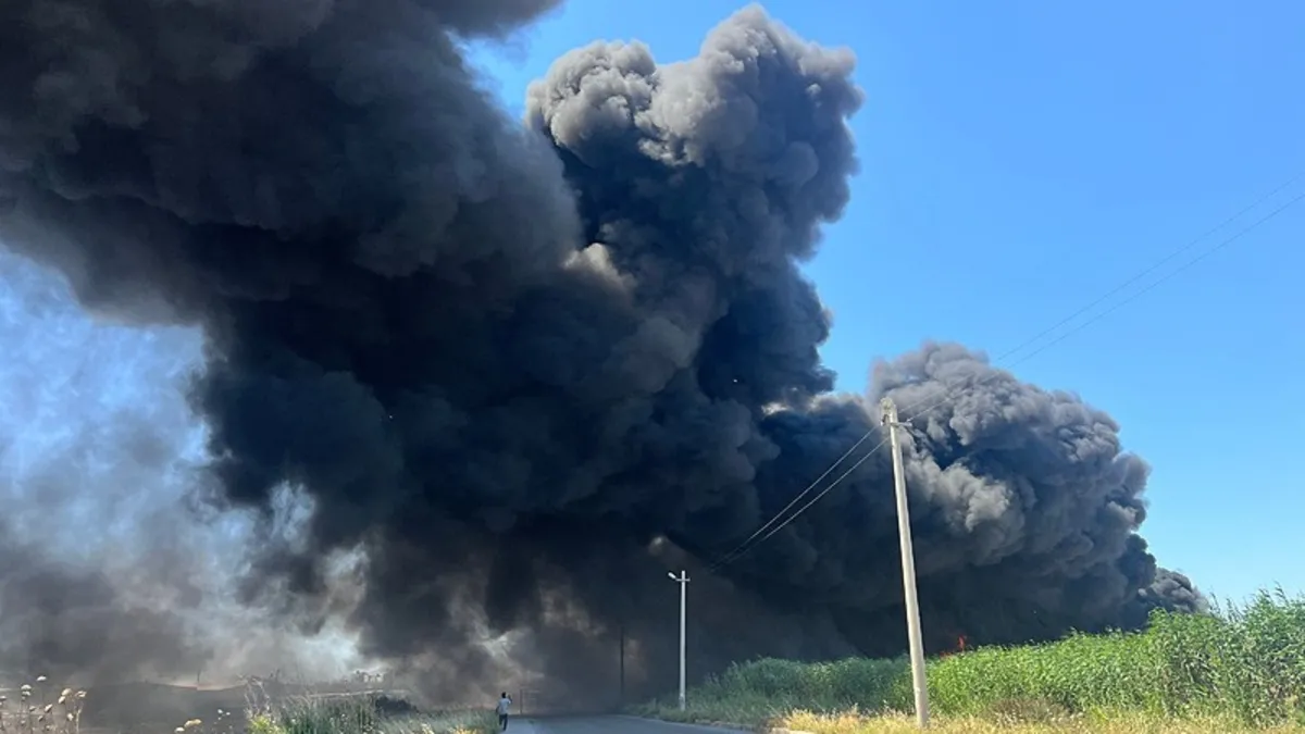 Son dakika: İzmir'de geri dönüşüm fabrikasında yangın! Dumanlar gökyüzünü kapladı