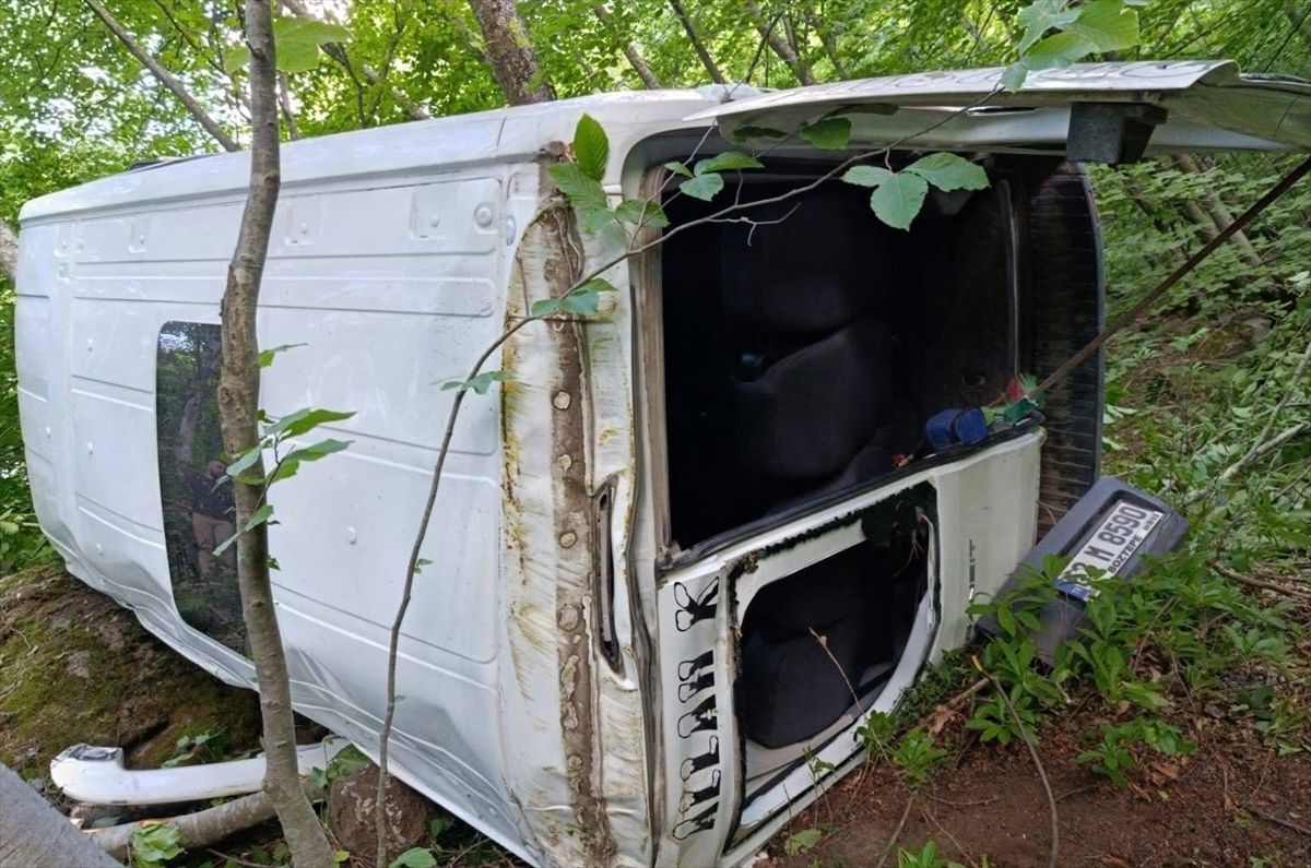 Ordu'da uçuruma yuvarlanan minibüsteki 5'i çocuk 10 kişi yaralandı