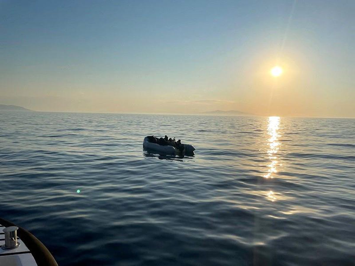 Çeşme'de hareketli lastik bottaki 20 düzensiz göçmen yakalandı