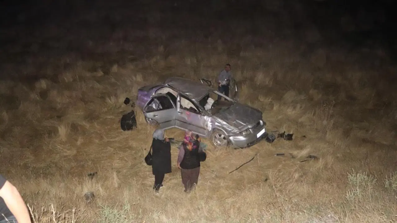 Otomobil takla atarak şarampole uçtu: 3 yaralı
